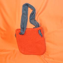 Ich verkaufe hier eine handmade Handtasche aus Filzwolle, ca. 30x30cm ohne Tragegurt