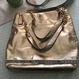 Getragene Handtasche mit leichten Tragespuren Griffe/Oberfläche