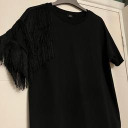 Like new

Black T-shirt with fringe to the right sleeve

Size 12

On other sites

Will deliver free locally