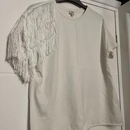 Like new

White T-shirt with fringe to the right sleeve

Size 12

On other sites

Will deliver free locally