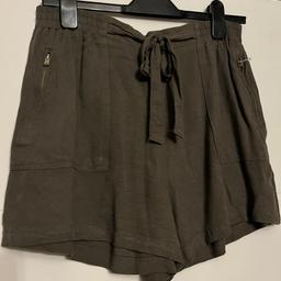 Khaki green shorts

Zipper pockets and tie waist

Cargo style

Size 12 new look

On other sites 

Will deliver free locally