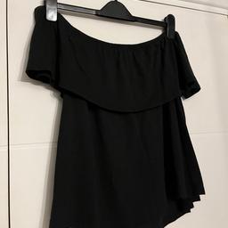 Black off the shoulder top

New look size 14

On other sites

Will deliver locally