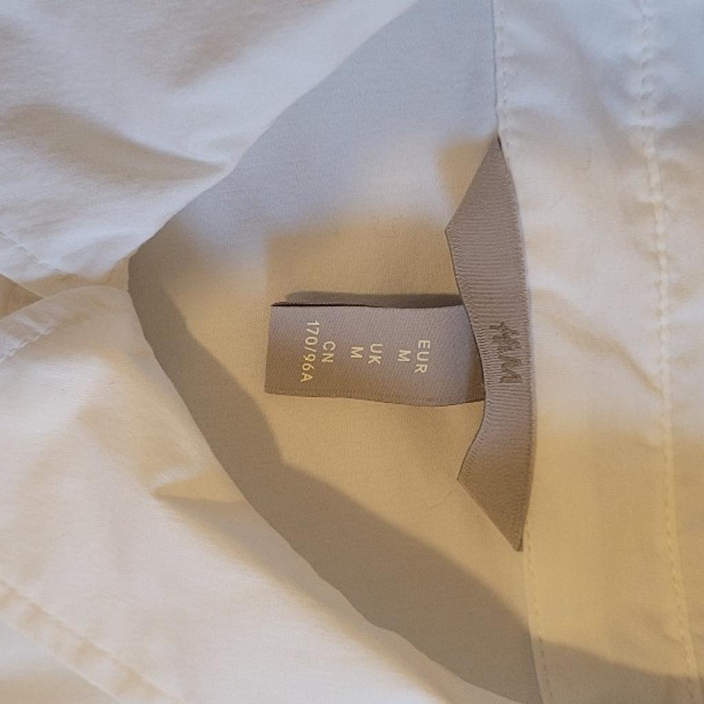 Gastronomie/Catering Starter Kit

Blusen weiß/cremeweiß gr S/36
Elegante Stretch Hosen von H&M gr 36 mit Seitentaschen.

Zusammen 80€
Je Paar aus einer Hose und Bluse 25€

2 Blusen in weiß hätte ich noch zusätzlich bei Bedarf.