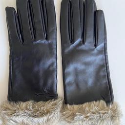 Handschuhe aus Kunstleder mit Fake Fell-Besatz von H&M. Größe ist mit M angegeben. An den Fingerkuppen leichte Abnutzungen des Kunstleders, siehe Bilder. (Stand September 2023).
