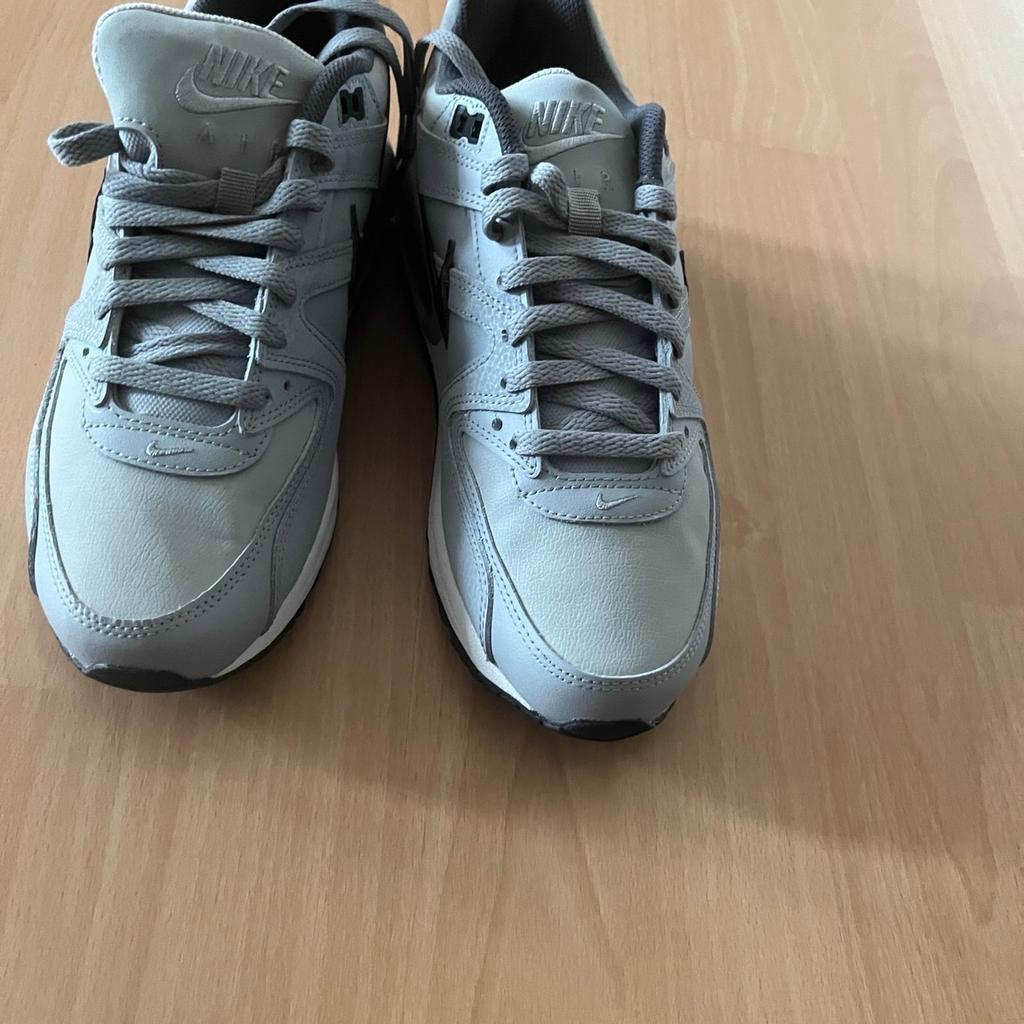 Biete neue Nike Air Max Schuhe an.

Größe: 40

Farbe: grau

Neu, auch Schnürsenkel sind unberührt und auch das Papier im Schuh ist noch unverändert.

95 Euro inklusive Versand
