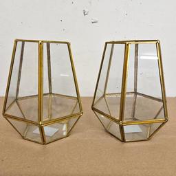 verkaufe diese 2 Kerzenhalter aus Glas mit goldenen Rand.
Höhe ca. 16 cm
sieht bestimmt auch mit Moos und schönes Deko als Terrarium wunderschön aus. 