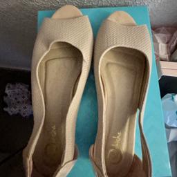 Flat shoes for women’s. Size 5.colour beige.
I someone wants plz contact