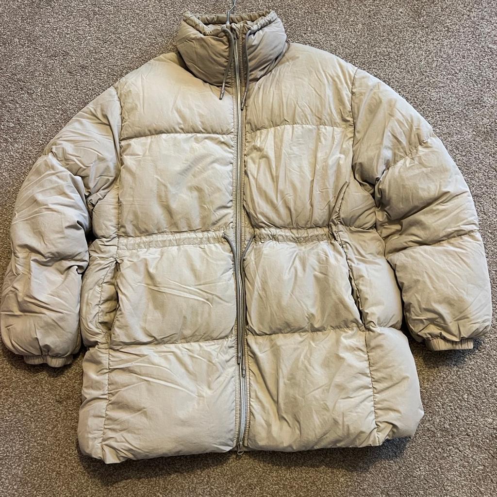 Hi and welcome to this beautiful looking ladies H&M Feather & Down Puffer Jacket Size Medium in perfect condition thanks