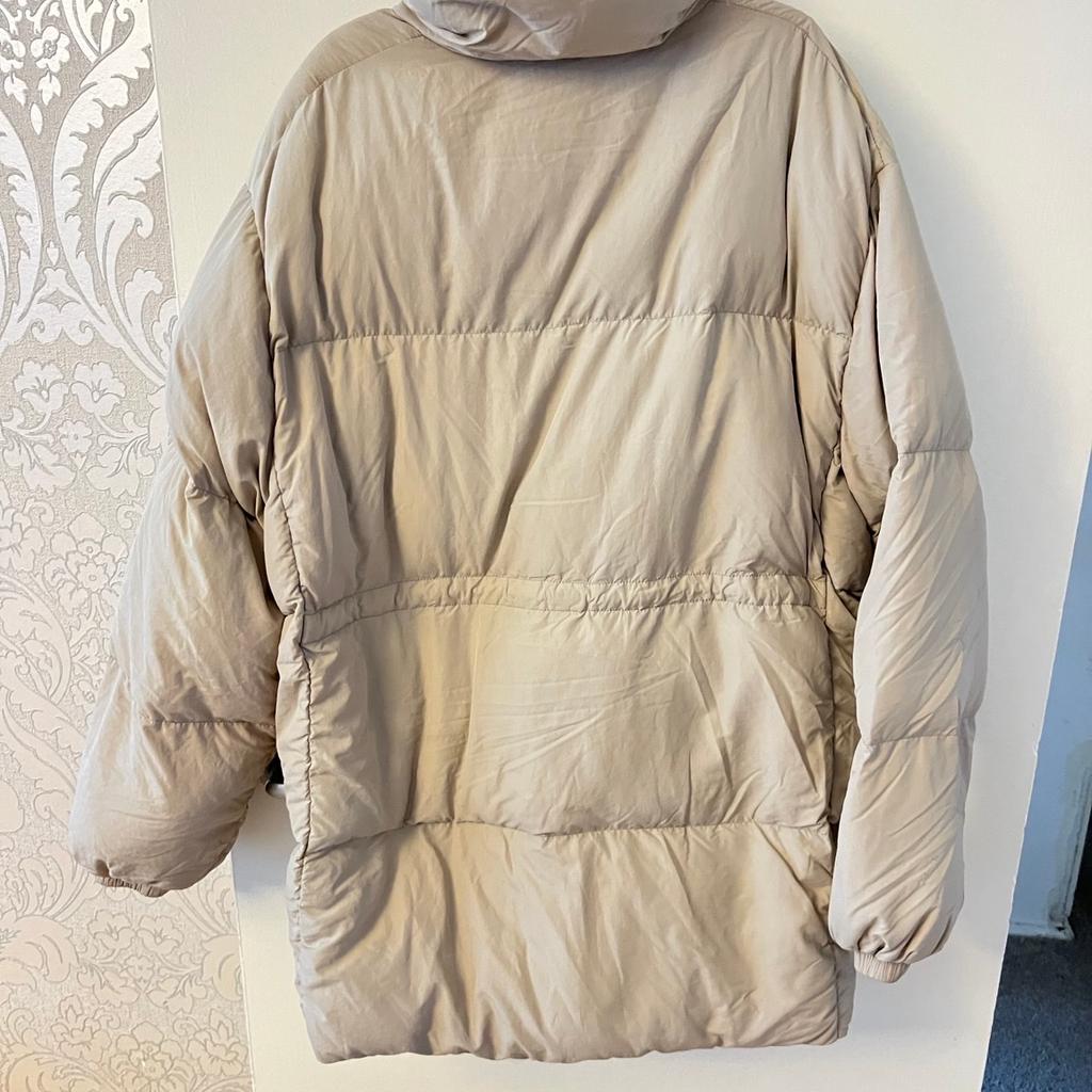 Hi and welcome to this beautiful looking ladies H&M Feather & Down Puffer Jacket Size Medium in perfect condition thanks
