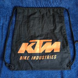 Verkaufe hier meinen neuen ungebrauchten

KTM Stoffbeutel Turnbeutel schwarz/orange (siehe Foto) NEU

Schick und total im Trend: Der neue KTM Bike Industries Retro-Rucksack aus 100% Baumwolle. Er kommt im klassischen Schwarz daher und hat ein großes KTP Logo in orange aufgedruckt. Die Kordelbänder sind ebenfalls schwarz. Es ist vielseitig einsetzbar - ob für die Schule, Uni, für den Sport oder einfach als Allrounder in der Freizeit.

Beim Kauf mehrerer Artikel werden natürlich nur einmal Versandkosten verrechnet. Es wird dann alles in einem Paket verschickt um Kosten zu sparen.