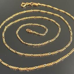 Die goldene Figaro Kette stammt ursprünglich aus Italien und ist nach der beliebten italienischen Oper „Die Hochzeit des Figaro“ benannt.

Diese Halskette hat die gleichen Glieder wie die Panzerkette. Allerdings gibt es zwischen jeweils einem bis fünf Gliedern ein längeres Verbindungsglied. Die Größe der Glieder variiert, sodass jede Kette ihren eigenen Look hat und sowohl von Männern als auch von Frauen getragen werden kann.

⭐️ Figaro Goldkette - 150€,-
• Details auf dem Bild 1-3
• Material: Gelbgold 585,- 14 Karat
• Maße: 55cm x 2mm x 2,3g
• Geprüft und gestempelt: 585

Dieses edle Accessoire ist für jeden Anlass geeignet.

⭐️ Zahlungsart:
Bank Überweisung / PayPal zzgl. die PayPal Gebühren / Bar oder per Nachnahme 
* Inzahlungnahme von Altgold und Silber möglich 

🚚 Lieferzeit
Inland (Deutschland) 1-3 Tage, Ausland 5-7 Tage

Bitte beachten Sie auch unsere weiteren Angebote. Über 1000 reduzierte Angebote in 333 - 8K, 585 - 14K, 750 - 18K, 875 - 21K, 916 - 22K und 24K Thai Gold warte