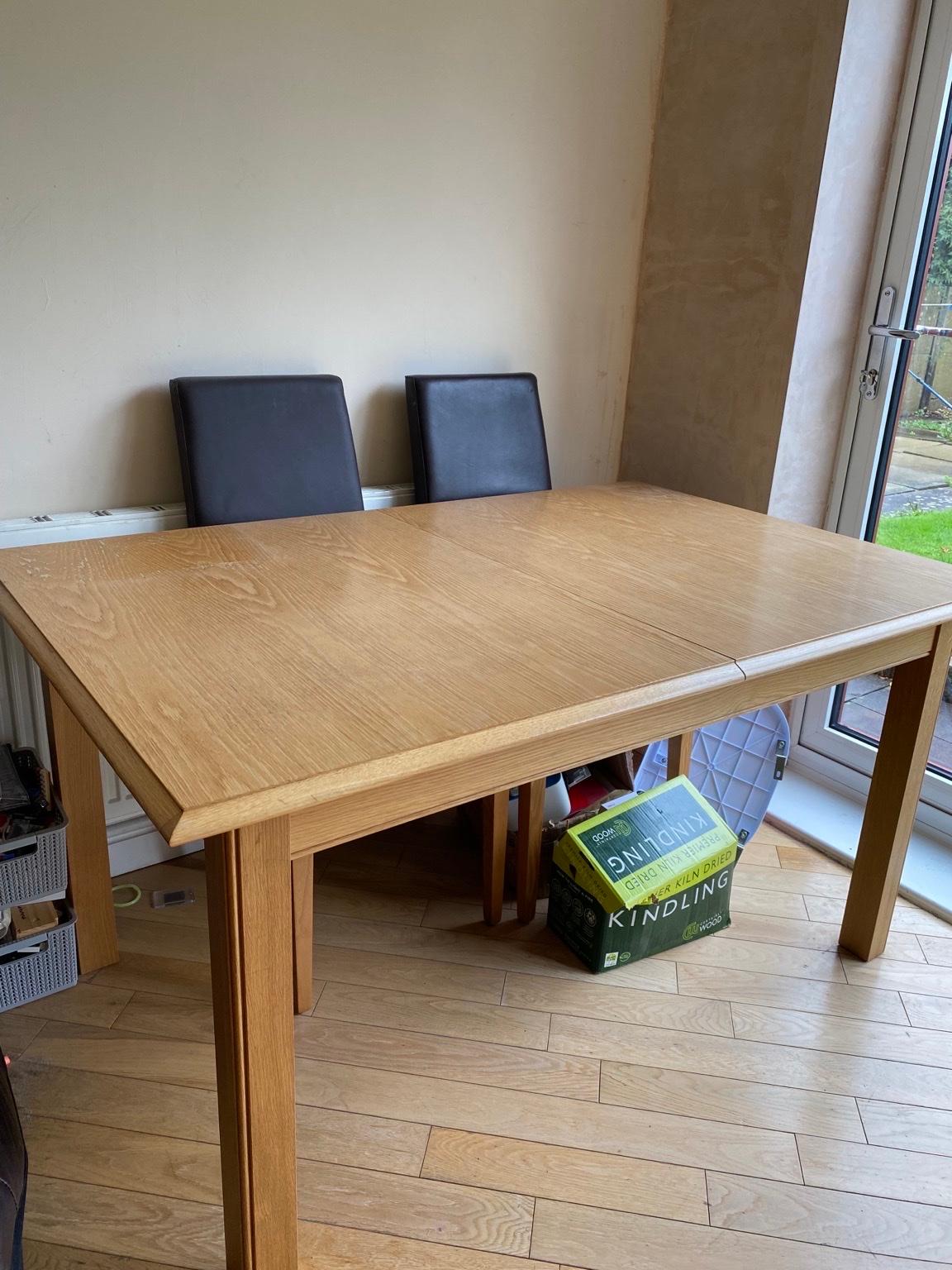M&S Oak extending dining table and 5 chairs in DY5 Dudley für 600,00