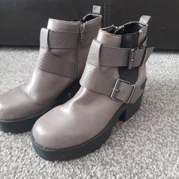 River Island Chunky Ankle Boots
Grey Size 3
Few scuffs shown in pictures
Barely worn as can tell by soles
Smoke and pet free home