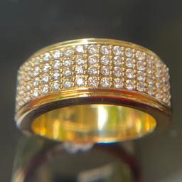 Brillantring ist eine perfekte Dekoration für diejenigen, die luxuriös Aussehen wollen.

⭐️ Sehr schöne Verarbeitung mit hochwertigen Brillanten - das lässt jedes Herz ♥️ höher schlagen 😍

Details:
• Material: Gelbgold
• Zus. ca.1,5 Diamanten
• Feinheit: 585/000 14 Karat
• In der Ringschiene punziert mit dem Feingehalt „585“– Goldschmiede-Unikatarbeit, beliebter und seltener
• Ringgröße: EU 61-62
• Sehr schöne massive Verarbeitung
• Wiederbeschaffung 4995,- Euro

⭐️ Zahlungsart:
Bank Überweisung / PayPal zzgl. die PayPal Gebühren / Bar oder per Nachnahme 🚚

🚚 Lieferzeit
Inland (Deutschland) 1-3 Tage, Ausland 5-7 Tage

Juwelier Monastirni 💎
Potsdamer Str.150
☎️+49 1794367397

Coctailring # Blumenring # Verlobungsring # Traurig # Diamantring im Brillantschliff # Edelsteine # Damen & Herren Goldschmuck # Siegelring # Armband # Goldkette # Creolen # Ohrringe 🎁 Geschenk 💝