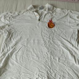 Schönes weißes Poloshirt mit Aufnäher der " Rossauer Caps". in Größe L