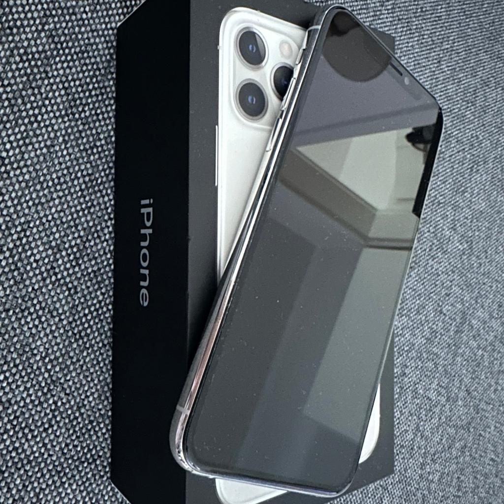 Apple iPhone 11 Pro 64 GB / Silber
Displaydiagonale: 14.73 cm / 5.8 Zoll
Speicherkapazität: 64 GB

Batteriestand 79%
Ohne Zubehör.

Typische Gebrauchsspuren (winzige Kratzer) Fingerabdrücke.
Wurde mit Panzerglas und Schutzhülle geschützt.

(Nur zu verschicken! mit zzgl. Versand)