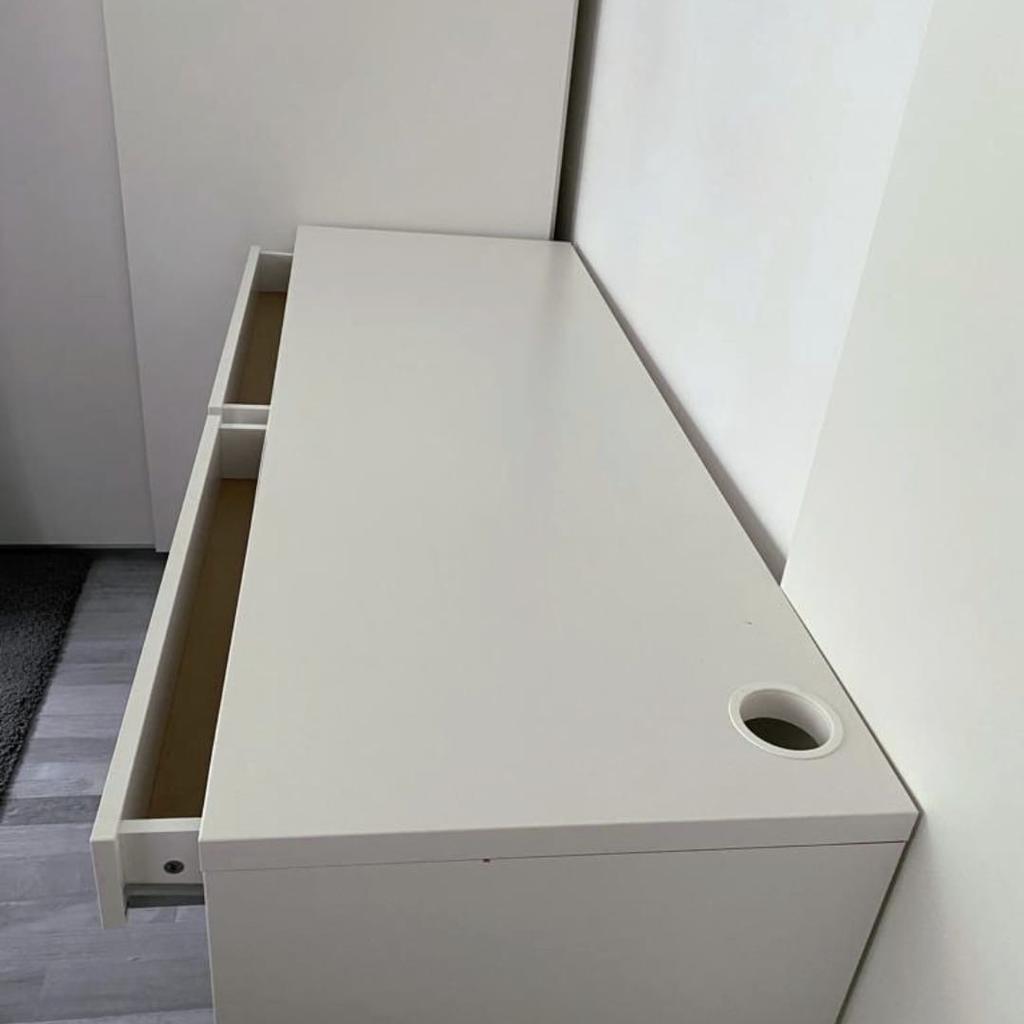 IKEA Schreibtisch MICKE.

minimale Gebrauchsspuren. Nur ein paar Monate genutzt.