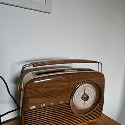 Bush radio in good working order. A lovely retro finish.