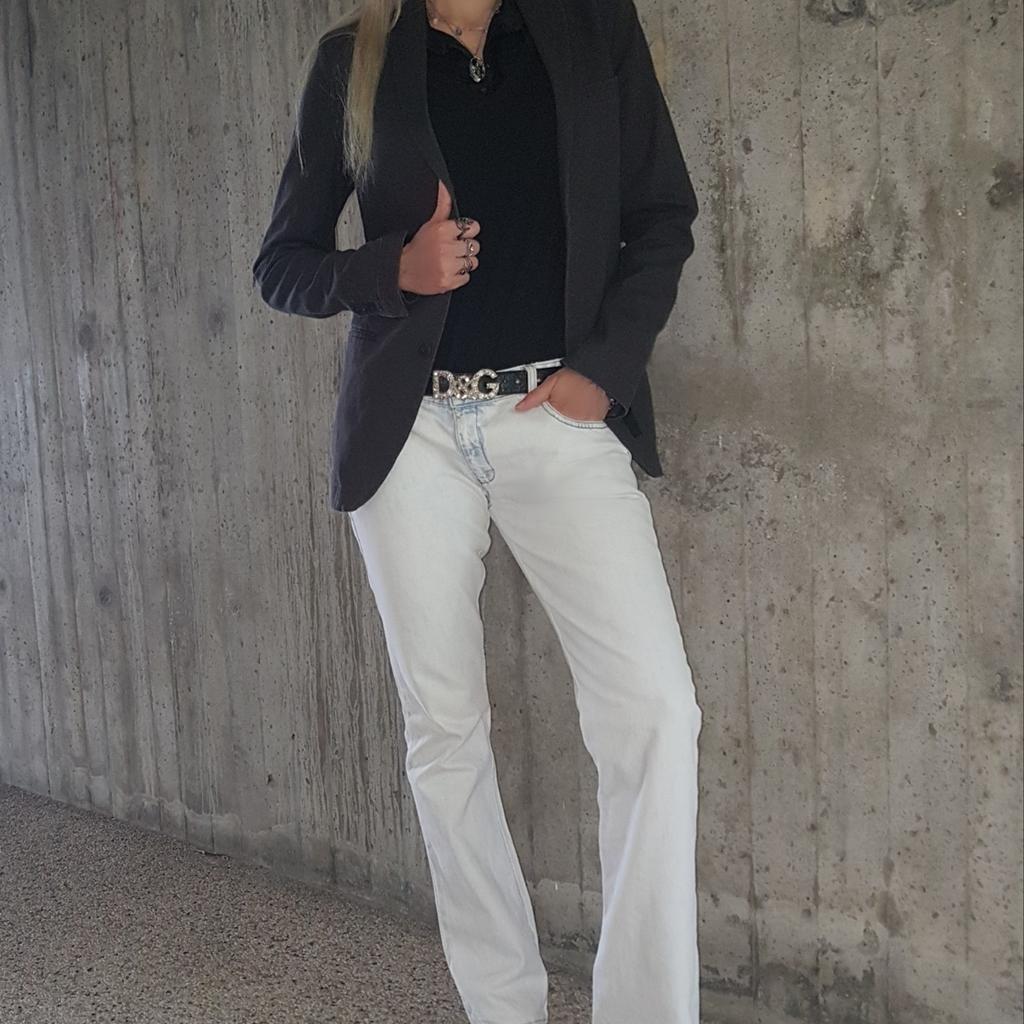Jeans /pantaloni marca Armani, vita bassa, colore bianco, vintage, tg. M (42). Controlla le misure!
In buoni condizioni, indossati pochi volte, ma erano modificate, come si vede da foto. Made in Italy.
 Vendo anche scarpe da ginnastica, blazer e maglietta.
 Guarda altri miei annunci e risparmia sulle spese di spedizione.
 #Jeans #donna #ragazza #cotone #pantalone #jeans #azzurro #bianco #turchese #Armani #indigo #denim #vintage #unisex