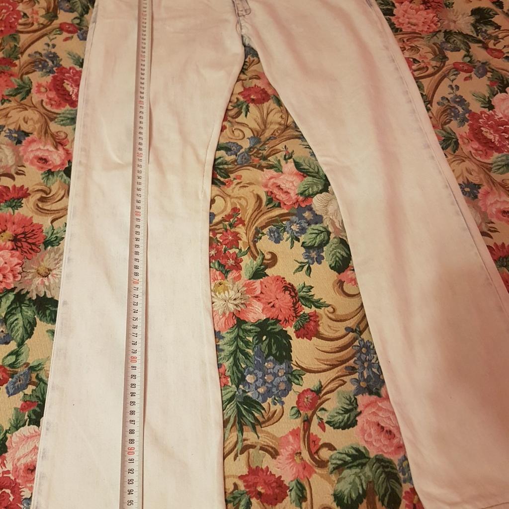 Jeans /pantaloni marca Armani, vita bassa, colore bianco, vintage, tg. M (42). Controlla le misure!
In buoni condizioni, indossati pochi volte, ma erano modificate, come si vede da foto. Made in Italy.
 Vendo anche scarpe da ginnastica, blazer e maglietta.
 Guarda altri miei annunci e risparmia sulle spese di spedizione.
 #Jeans #donna #ragazza #cotone #pantalone #jeans #azzurro #bianco #turchese #Armani #indigo #denim #vintage #unisex