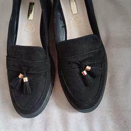 Black suede effect ladies tassle loafers with real leather insock small fitting so would fit a size 7 only tried on in house but too late to exchange .collection only from YO88DZ
