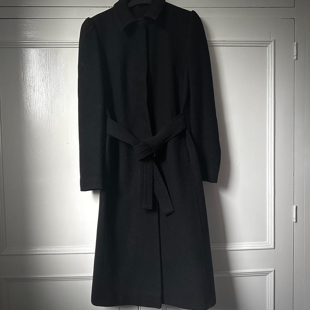 Black Vintage TopShop belted long coat
Hidden button closing
Puffed sleeve shoulders
Pockets
Excellent condition