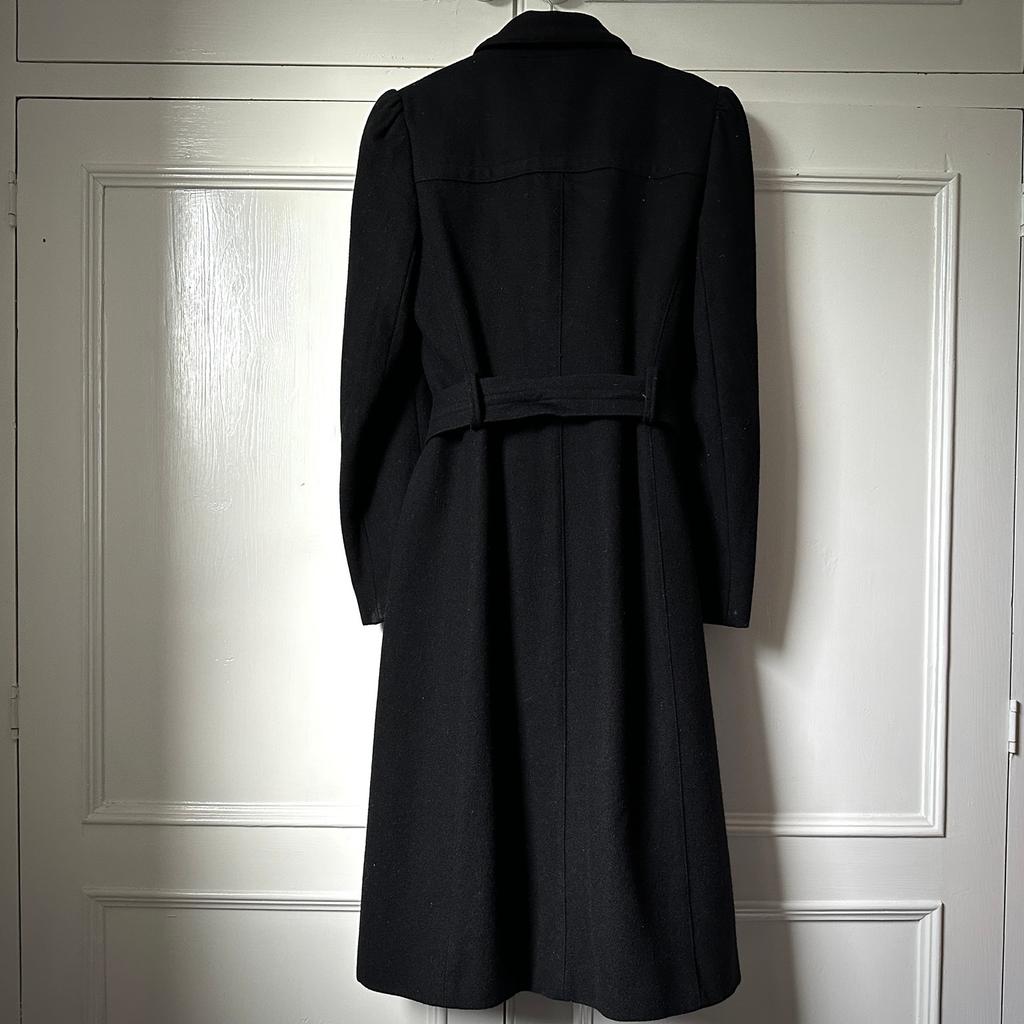 Black Vintage TopShop belted long coat
Hidden button closing
Puffed sleeve shoulders
Pockets
Excellent condition