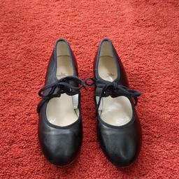 Starlite girls tap shoes with toe and heel taps. size 3.
From a pet and smoke free home.
Cash on collection only please.