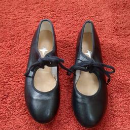 Starlite girls tap shoes with toe and heel taps. Size 1  1/2.
From a pet and smoke free home.
Cash on collection only please.