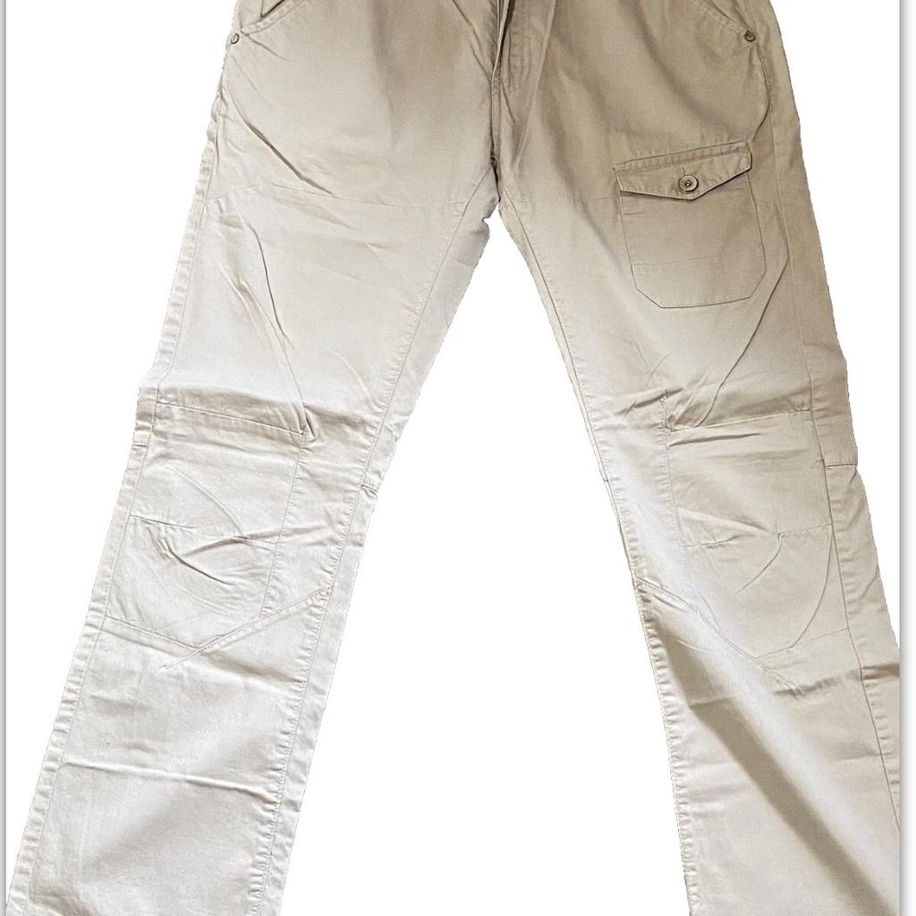 Men’s cargo / combat / activewear trousers - light grey - 32” waist.
These trousers are virtually Like new and worn only couple of times since new. No longer fits but have been kept in excellent conditon with no marks / stains / tears.
It has open pockets front and back with aditoknal button closure pockets ok front.
Suitable for outdoor activities.
Elevate your outdoor adventures with these men's grey cargo trousers from Twisted Soul. Perfect for hiking, cycling, and other outdoor activities, these trousers come in a regular size and feature a button/zip fly closure for easy wearing. The lightweight material and multiple pockets make it ideal for travel and activewear.