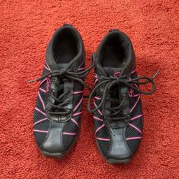 Capezio web dance sneaker with split sole. Size 3  1/2.
From a pet and smoke free home.
Cash on collection only please.