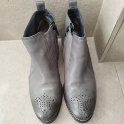 Verkaufe Stiefeletten von Paul Green in Gr. 37 in grau in glattem Leder.
Sehr bequem zu tragen. Mit Reißverschluss.