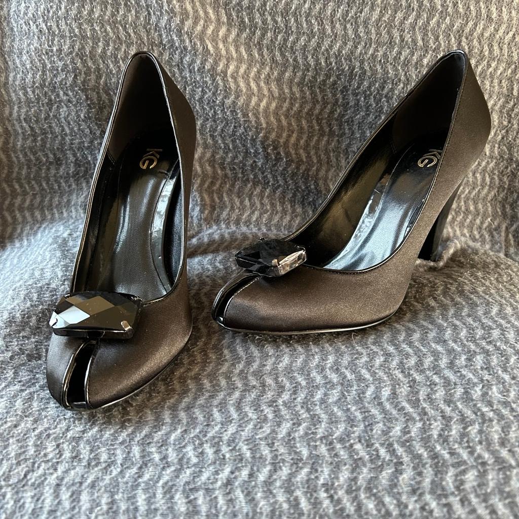 Black Kurt Geiger peep hole shoe.
Size 39 which is a 6 in uk size.
So comfy and only worn a handful of times.
4” heel.
Just to confirm cash on Collection only from SK7.
Thanks for looking.