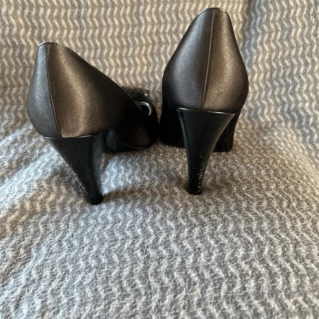 Black Kurt Geiger peep hole shoe.
Size 39 which is a 6 in uk size.
So comfy and only worn a handful of times.
4” heel.
Just to confirm cash on Collection only from SK7.
Thanks for looking.