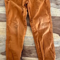 Eine coole Hose in Baumwolle von MinyMo in der Farbe pumkin spice. Die Hose wird am Bund mit einem Knopf und Reißverschluss verschlossen.