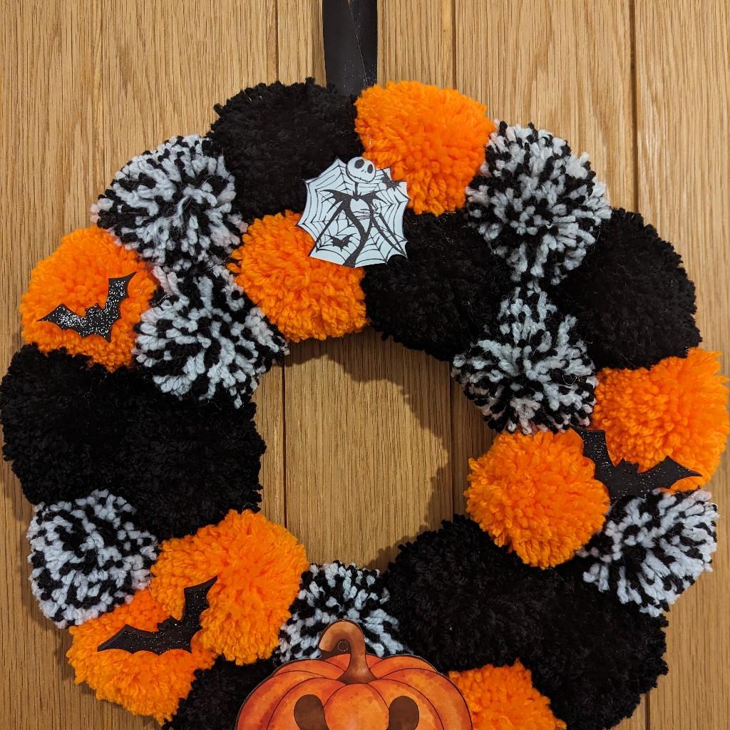 The Pumpkin King 🎃 Jack Skellinton ~ Nightmare before Christmas Halloween Wreath ☠️🦇

🖤 Only one available
12.5 x 12.5 inches 🧡 £18

Handmade pom poms, hand painted bats with glitter, Jack Skellinton and Pumpkin embellishment, with black satin ribbon as a hook ☠️🎃