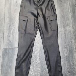 Zara Womens Leather Black Trousers/Leggings with pockets on both sides. And silver snaps on the.
NEW !
Size uk ; M/38
Look absolutely stunning !!!