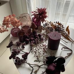 Großes Deko Set von Depot!
Teelichthalter, Vase, Kunstblumen, Zweige,
Kerze usw
In den Farben Weinrot/ Rosa/ Violett.

Zzgl Versand oder Abholung