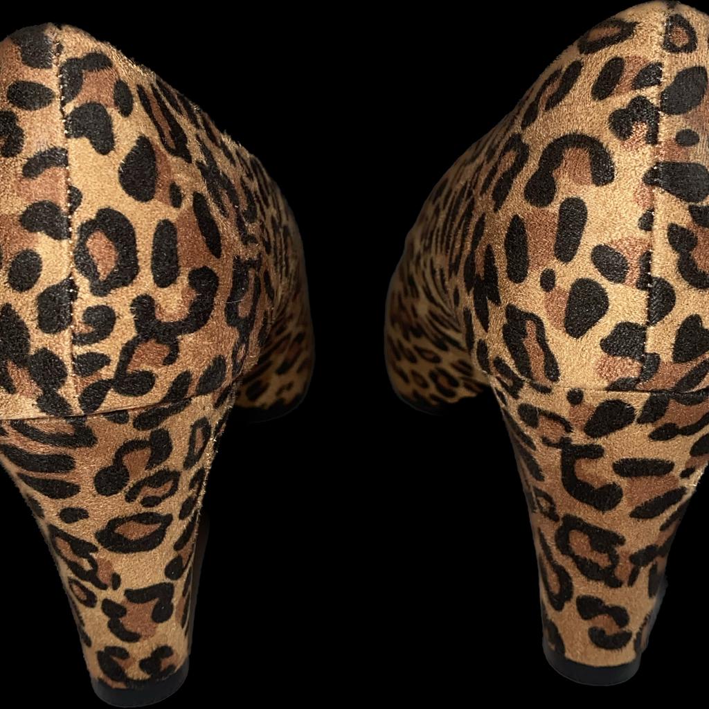 Pumps im Leopardmuster von Graceland in Größe 40

Neu & ungetragen! Beige - Leopardmuster im Kunstwildleder, Plateuhöhe ca. 0,5 cm, Absatzhöhe ca. 7,5 cm, effektive Absatzhöhe ca. 7 cm.

Wir sind ein tierfreier Nichtraucherhaushalt.

Abholung oder gerne auch versicherter Versand (5,95 €).