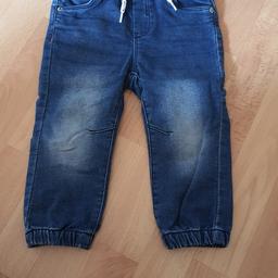 Ich verkaufe diese wenig getragene Jeans für Jungs in Größe 86 von der Marke Topomini.
Sie befindet sich in sehr gutem Zustand.