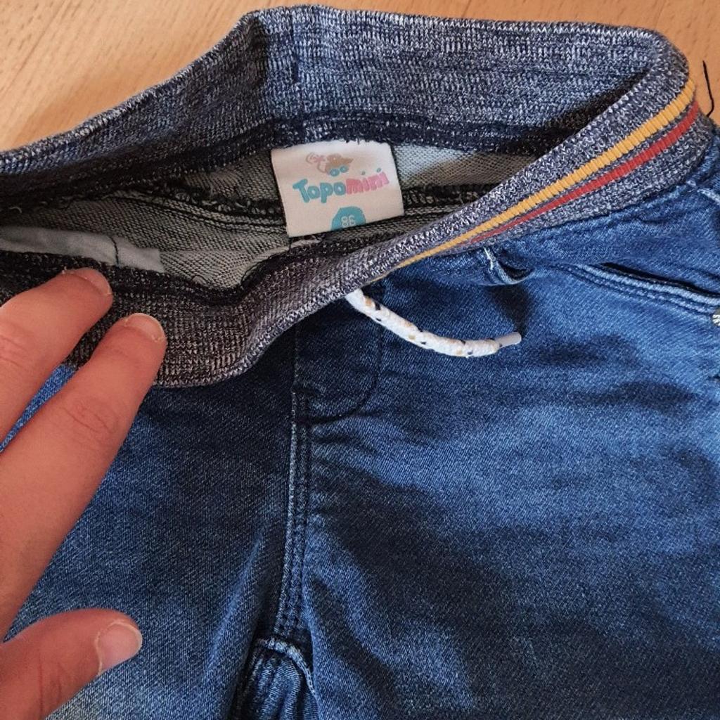 Ich verkaufe diese wenig getragene Jeans für Jungs in Größe 86 von der Marke Topomini.
Sie befindet sich in sehr gutem Zustand.