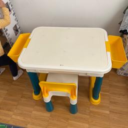 Kindertisch mit Stuhl
Stauraum für Lego oder Spielzeug
Multifunktionaler Bausteintisch mit doppelseitiger Tischplatte
2x abnehmbare Aufbewahrungsbox