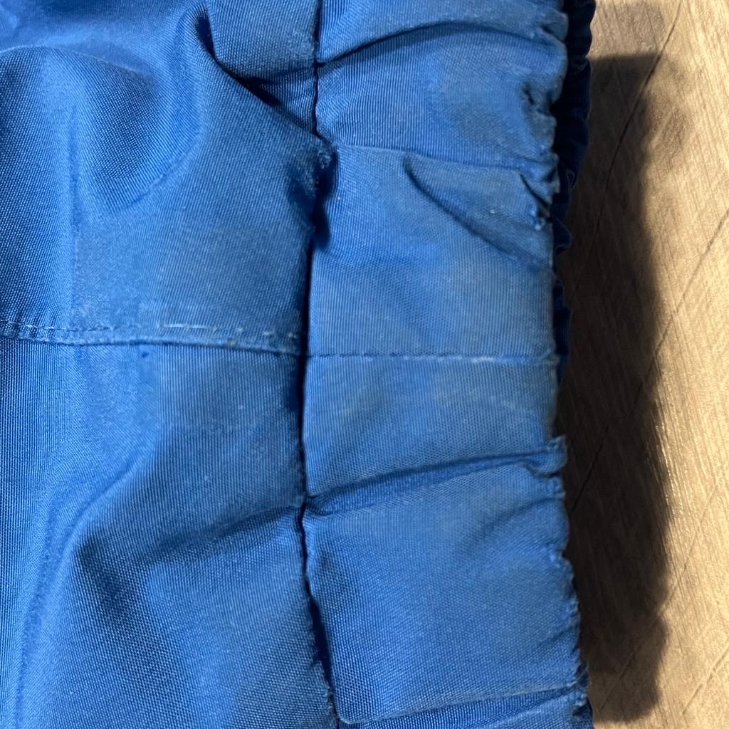 Es handelt sich um eine 3 in 1 Jacke, bestehend aus Regenjacke und Fleecejacke. Die Jacken können einzeln und zusammen getragen werden. Die Fleecejacke kann mittels Reißverschluss in die Regenjacke eingezippt werden.
Die Jacke ist in mittel- und dunkelblau mit roten Reißverschlüssen. Es gibt reflektierende Elemente an den Armen, Brust und Rücken.
Die Regenjacke hat kleine Beschädigungen/Abnutzungen, die bei genauer Betrachtung auffallen, siehe Fotos.

Nur für Selbstabholer!