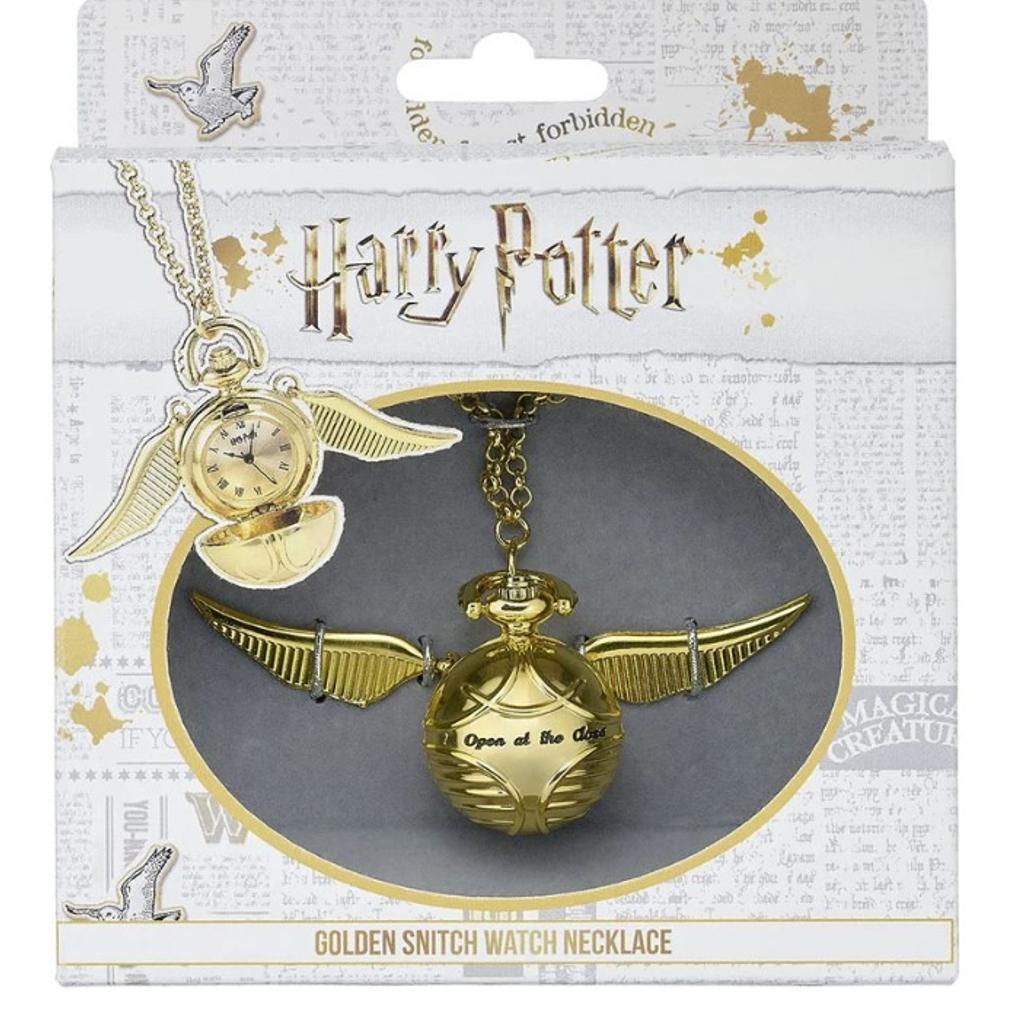 Harry Potter, golden snitch Uhr Halskette, goldene Schnatzuhr-Halskette, Hogwarts, Quidditch, goldener Schnatz, goldene Schnatz-Medaillonuhr an einer Kette

NEU in einer Harry-Potter-Geschenkbox mit Fenster

"Ich öffne am Ende."

Lassen Sie der Magie freien Lauf mit der faszinierenden Golden Snitch Watch-Halskette!
Der Goldene Schnatz ist die goldene Kugel, die, wenn sie von einem Sucher gefangen wurde, der entscheidende Faktor zwischen dem Gewinnen oder Verlieren eines Quidditch-Matches war. Harry hat es während eines Spiels in seinem Mund gefangen.

Ein schönes Zifferblatt im Inneren.
Die Größe des Schnatzes von Flügel zu Flügel beträgt ca. 9cm.

Dies ist ein Privatverkauf, daher kein Umtausch, keine Rücknahme und keine Garantie.