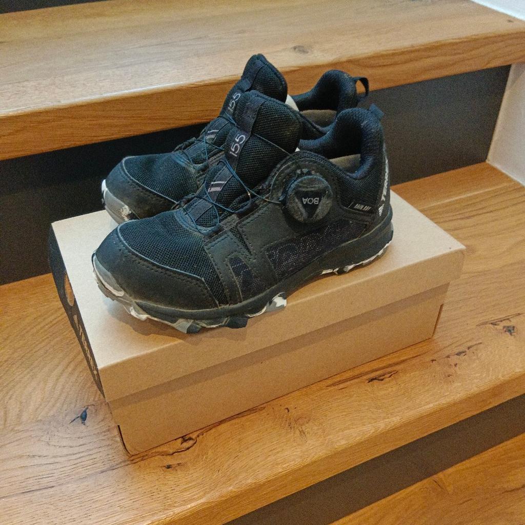 Verkaufe diese Hikingschuhe von Adidas in einem neuwertigen Zustand. Wurden heuer im April bei Hervis gekauft und nicht viel getragen. Neupreis 89,99
Sohle: Traxion Gummi Außensohle, OrthoLite Einlegesohle
Technologie/ Material: Wasser- und winddichte Rain.RDY Technologie
Schnürung: Boa fit system
Dämpfung: leichte EVA-Zwischensohle für langfristige Dämpfung
Aufbau: reflektierende Details