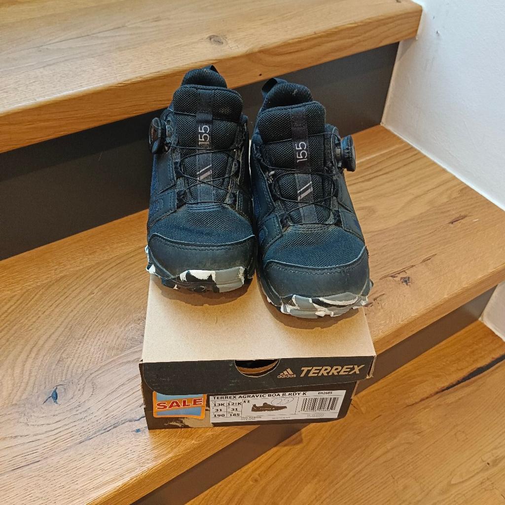 Verkaufe diese Hikingschuhe von Adidas in einem neuwertigen Zustand. Wurden heuer im April bei Hervis gekauft und nicht viel getragen. Neupreis 89,99
Sohle: Traxion Gummi Außensohle, OrthoLite Einlegesohle
Technologie/ Material: Wasser- und winddichte Rain.RDY Technologie
Schnürung: Boa fit system
Dämpfung: leichte EVA-Zwischensohle für langfristige Dämpfung
Aufbau: reflektierende Details