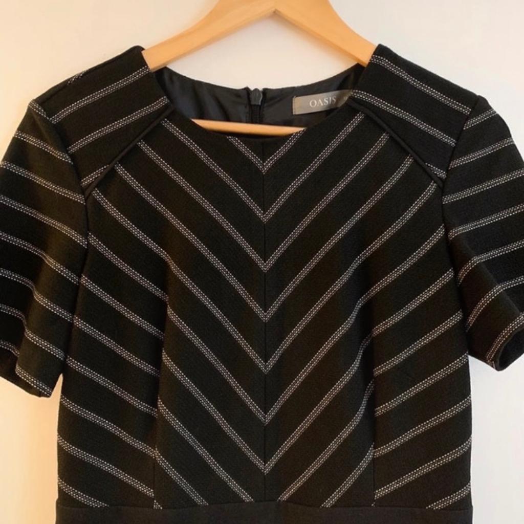 Only worn once so in as new condition. From Oasis. Fully lined and quite thick material so great for autumn /winter.

Huge house clearance- see my other items marked ** in subject line. Happy to combine postage if you buy multiple items