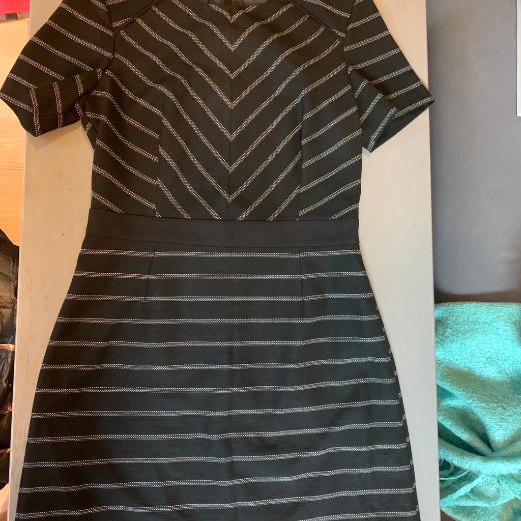 Only worn once so in as new condition. From Oasis. Fully lined and quite thick material so great for autumn /winter.

Huge house clearance- see my other items marked ** in subject line. Happy to combine postage if you buy multiple items