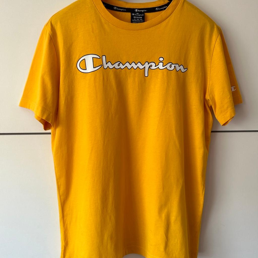 Verkaufe ein original gelbes T-Shirt der Marke Champion mit Logo an Frontseite & Arm. Das Shirt hat die Größe M für Männer/Teenager.
Das Oberteil ist in einem sehr guten und neuwertigen Zustand.

Tierfreier & Nichtraucher Haushalt

Abholung in Hörbranz und Umgebung
Versand nach Absprache