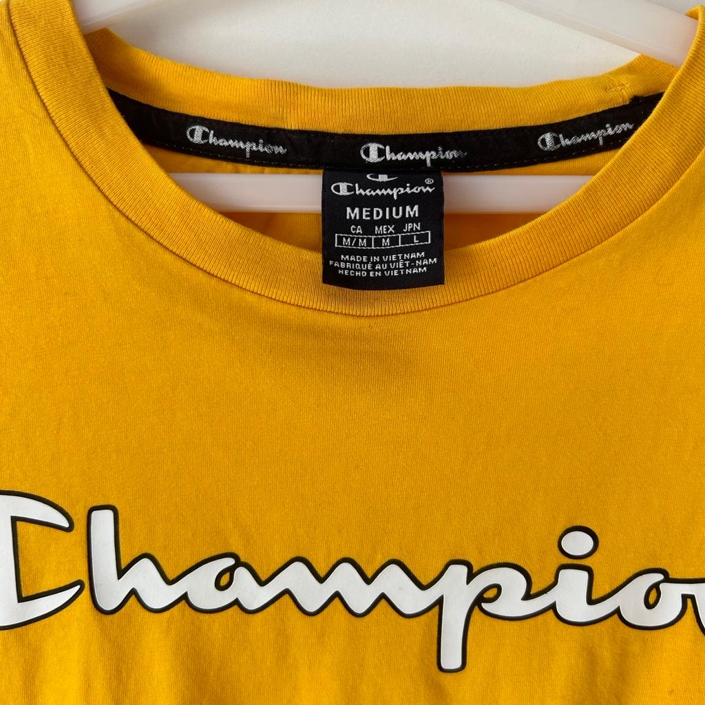 Verkaufe ein original gelbes T-Shirt der Marke Champion mit Logo an Frontseite & Arm. Das Shirt hat die Größe M für Männer/Teenager.
Das Oberteil ist in einem sehr guten und neuwertigen Zustand.

Tierfreier & Nichtraucher Haushalt

Abholung in Hörbranz und Umgebung
Versand nach Absprache